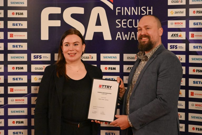 Marianne Lindroth ja Antti Orasvuo kävivät vastaanottamassa palkinnon