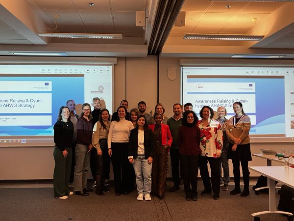 Kuvassa ENISA:n työryhmän jäseniä